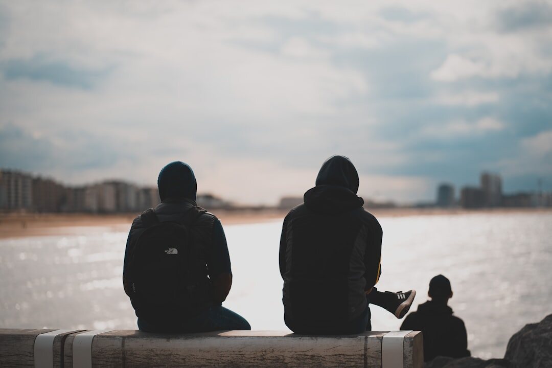 Duas pessoas conversando ao ar livre de forma tranquila