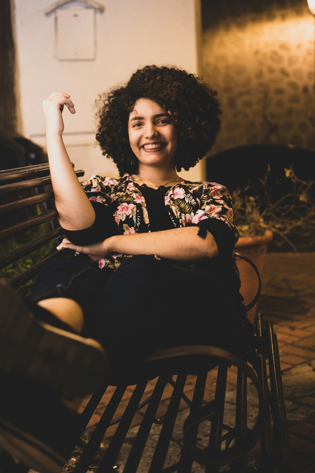 Retrato de estúdio de uma mulher brasileira sorrindo com cabelo cacheado