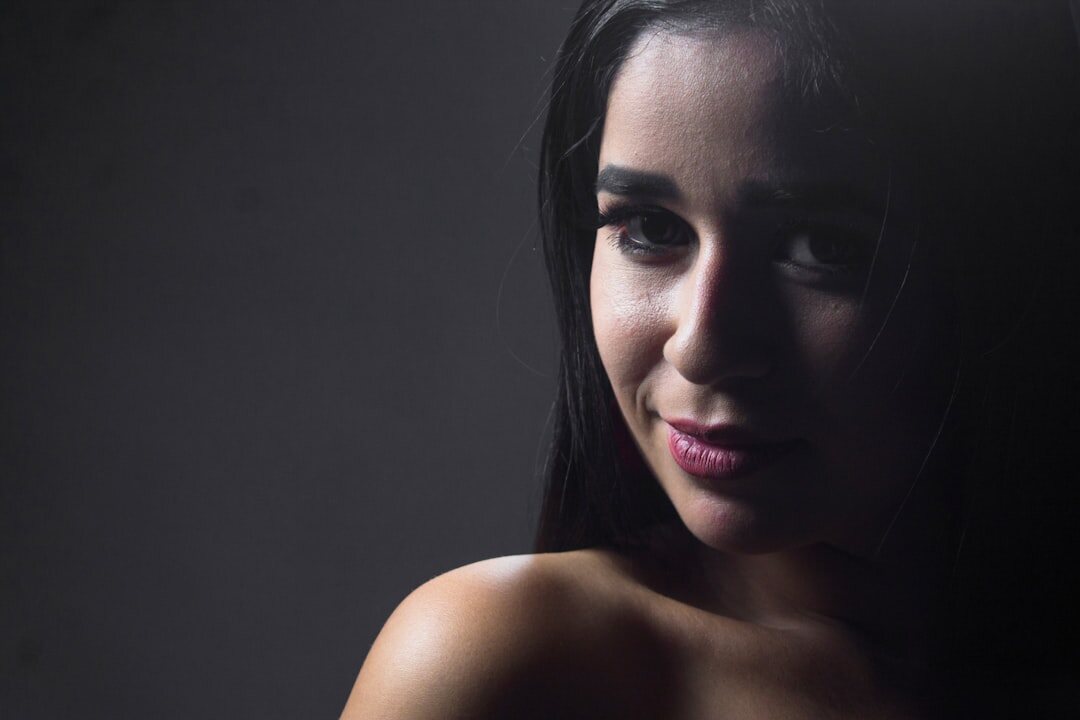 Retrato de estúdio de uma mulher brasileira com cabelo liso