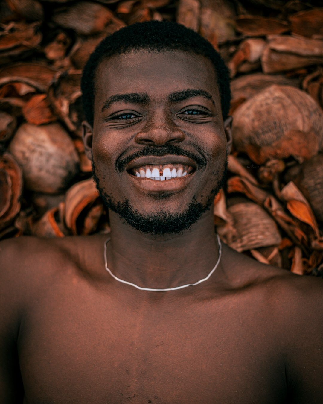 Retrato de estúdio de um jovem homem brasileiro sorrindo