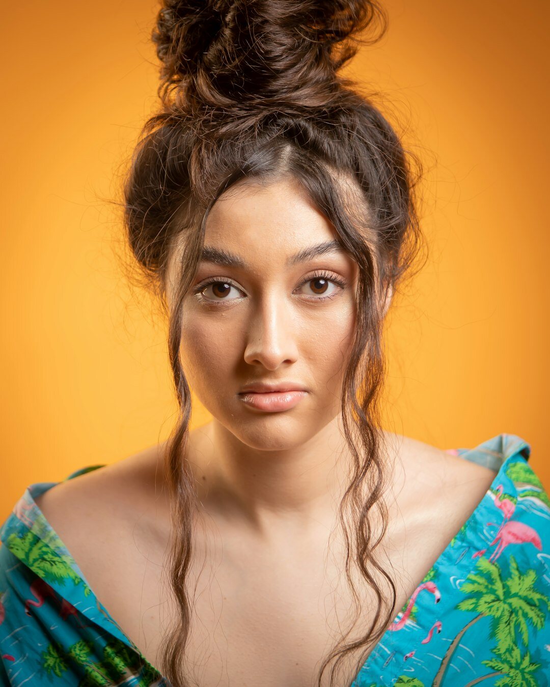 Retrato de estúdio de uma jovem brasileira com coque baixo