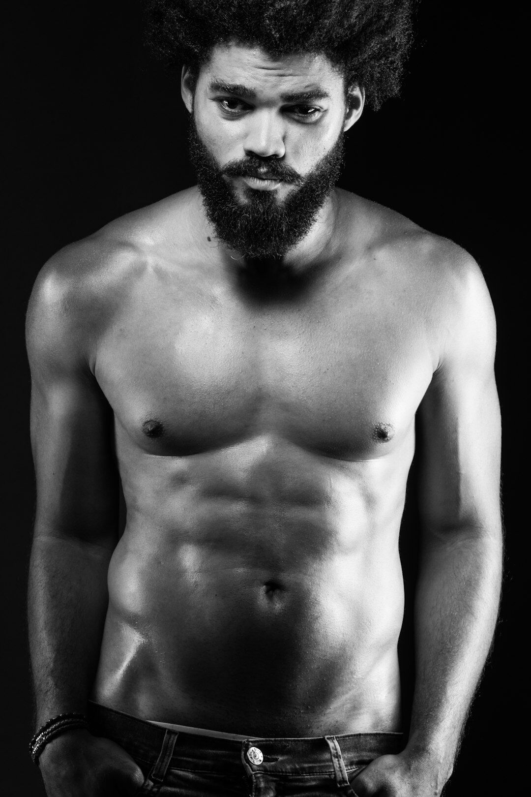 Retrato de estúdio de um homem brasileiro com barba